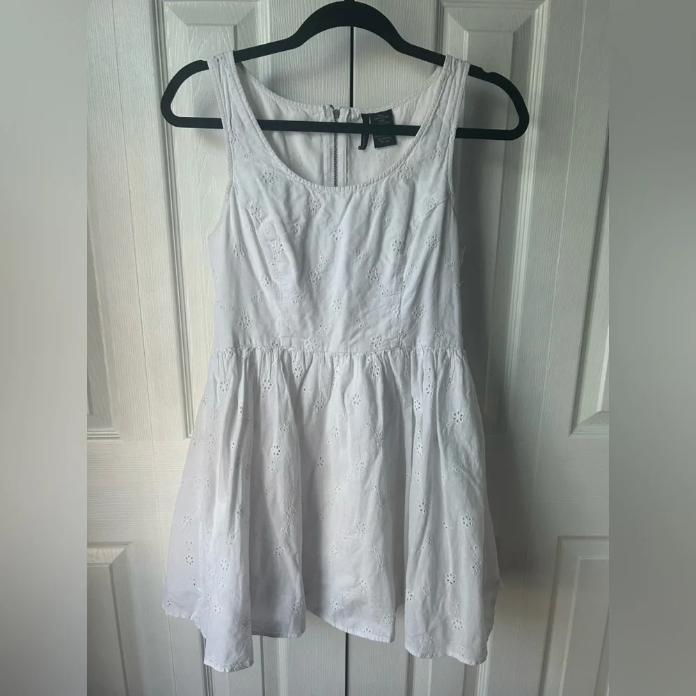 Cute white floral eyelet/broderie anglaise sun dress - size medium (M)